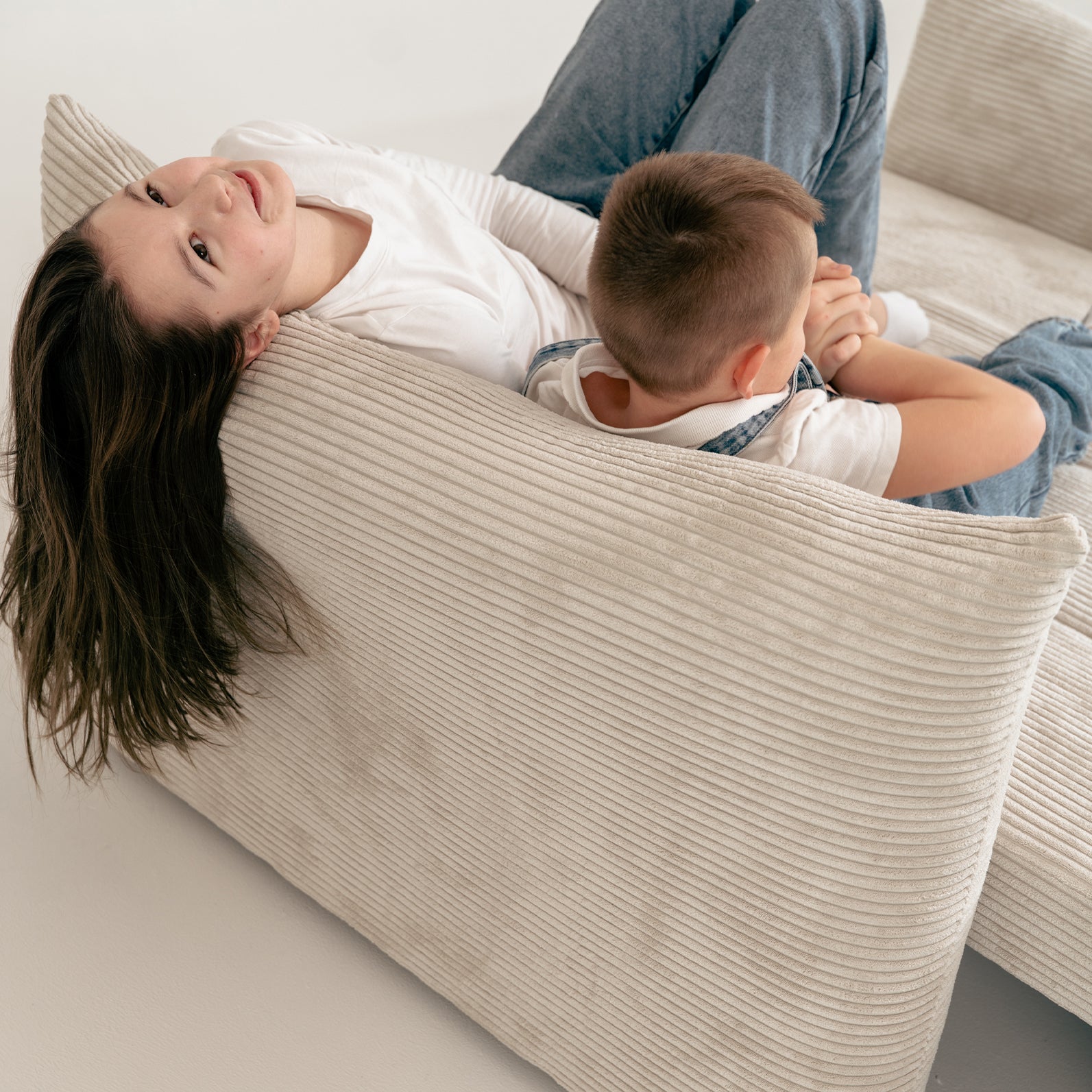Sofa Flo w tkaninie Poso